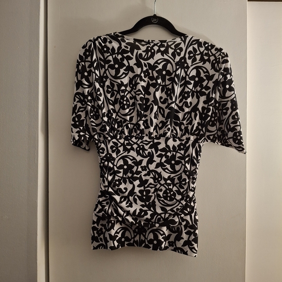 Rampage Women's Black and White Fitted Floral Ruched Blouse - Picture 2 of 5